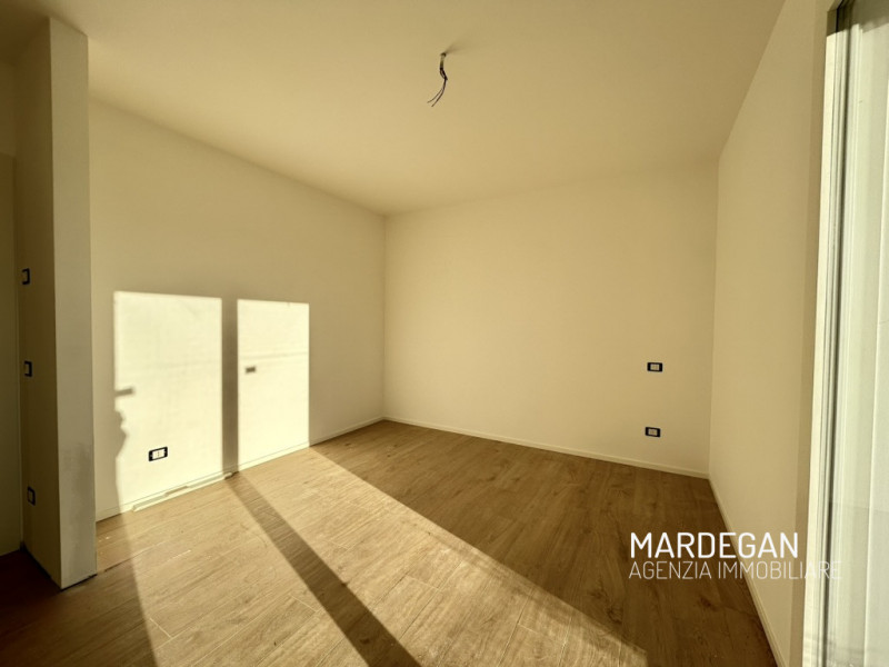 Scopri questo appartamento piano terra di nuova costruzione situato in un piccolo contesto reside...