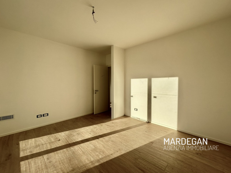 Scopri questo appartamento piano terra di nuova costruzione situato in un piccolo contesto reside...