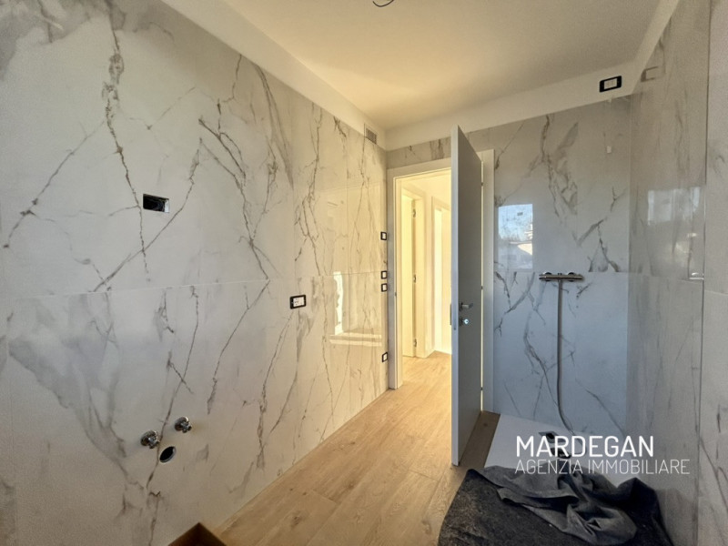 Scopri questo appartamento piano terra di nuova costruzione situato in un piccolo contesto reside...