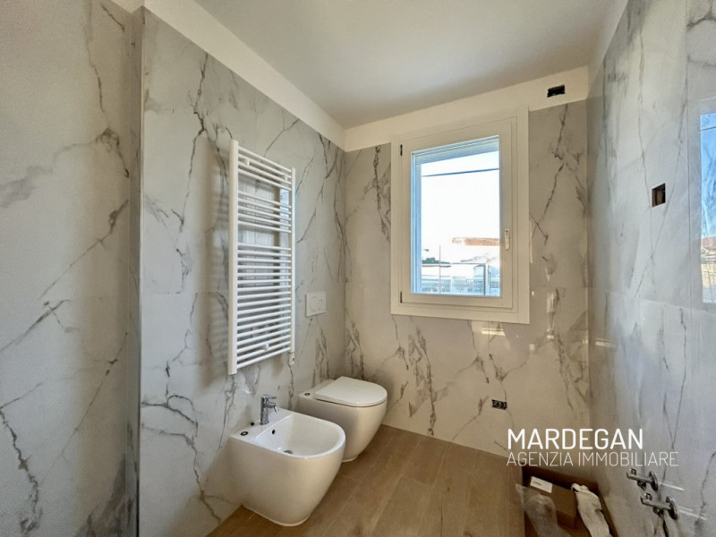 Scopri questo appartamento piano terra di nuova costruzione situato in un piccolo contesto reside...