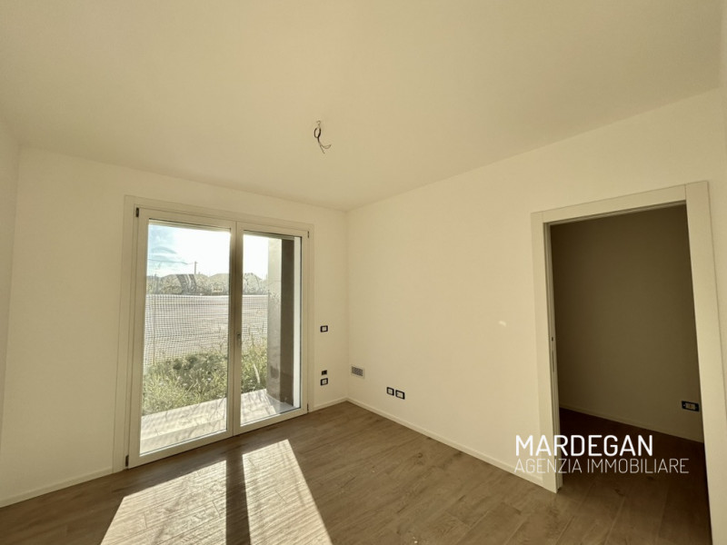 Scopri questo appartamento piano terra di nuova costruzione situato in un piccolo contesto reside...