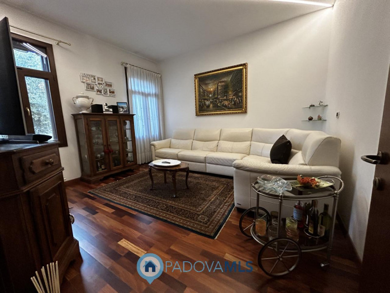 Immobile in esclusiva al Gruppo Padova MLS
Scopri questa affascinante bifamiliare situata nel cuo...