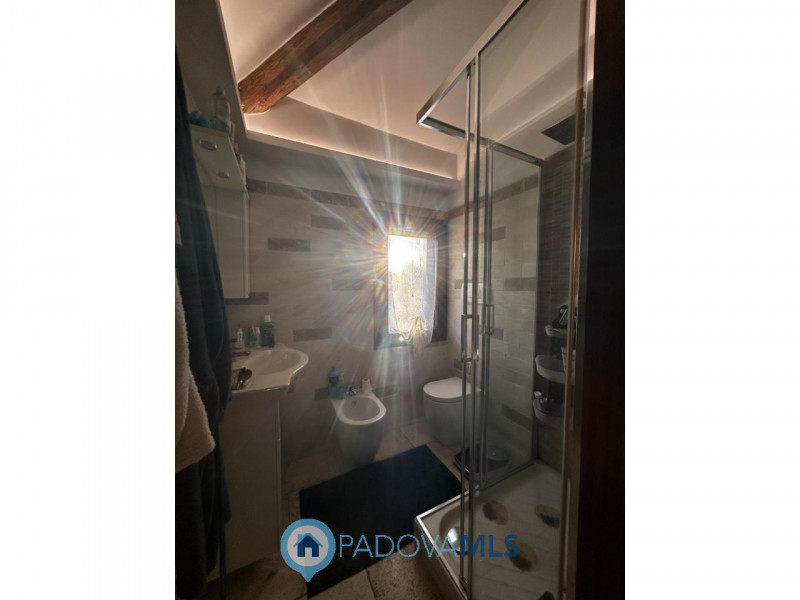 Immobile in esclusiva al Gruppo Padova MLS
Scopri questa affascinante bifamiliare situata nel cuo...