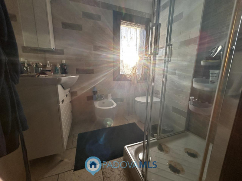 Immobile in esclusiva al Gruppo Padova MLS
Scopri questa affascinante bifamiliare situata nel cuo...