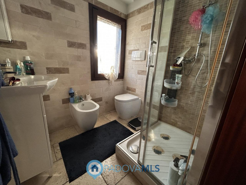 Immobile in esclusiva al Gruppo Padova MLS
Scopri questa affascinante bifamiliare situata nel cuo...