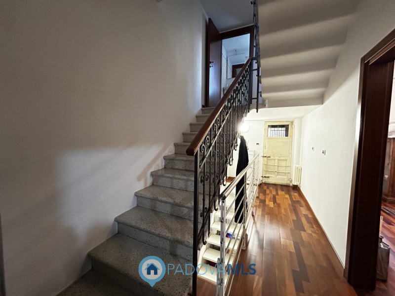 Immobile in esclusiva al Gruppo Padova MLS
Scopri questa affascinante bifamiliare situata nel cuo...