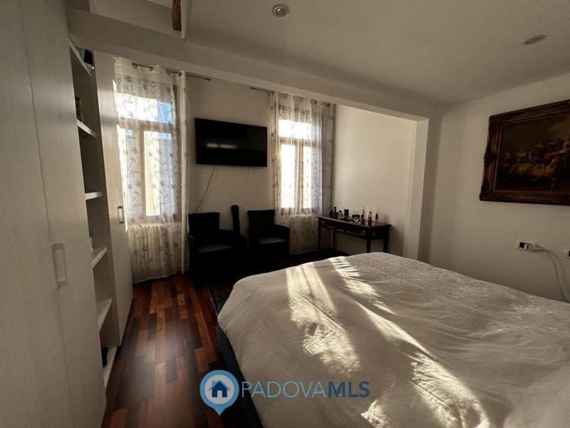 Immobile in esclusiva al Gruppo Padova MLS
Scopri questa affascinante bifamiliare situata nel cuo...