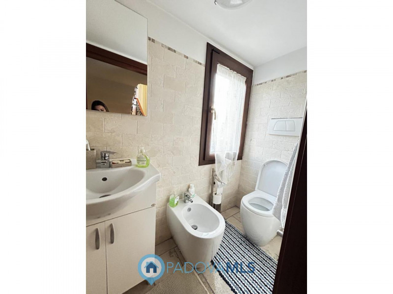 Immobile in esclusiva al Gruppo Padova MLS
Scopri questa affascinante bifamiliare situata nel cuo...