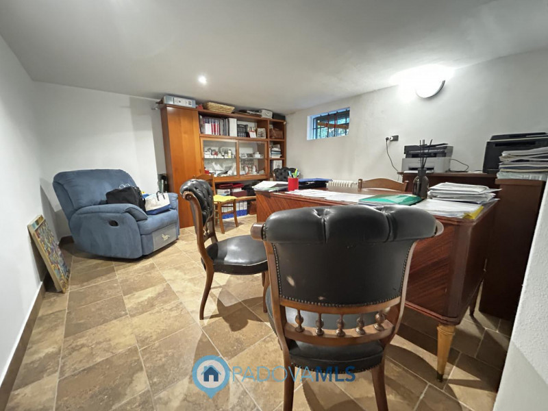 Immobile in esclusiva al Gruppo Padova MLS
Scopri questa affascinante bifamiliare situata nel cuo...