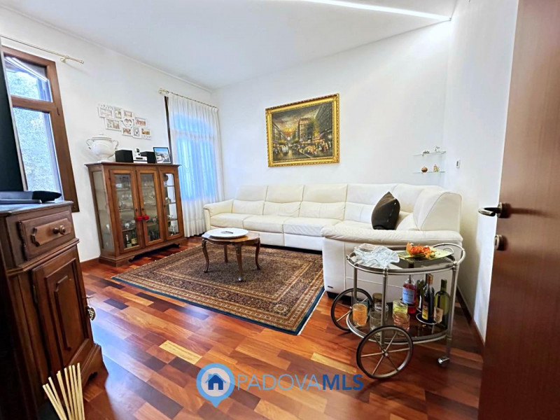 Immobile in esclusiva al Gruppo Padova MLS

Scopri questa affascinante bifamiliare situata nel cu...