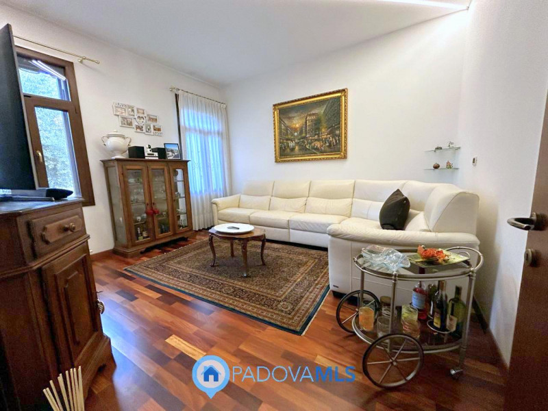 Immobile in esclusiva al Gruppo Padova MLS

Scopri questa affascinante bifamiliare situata nel cu...