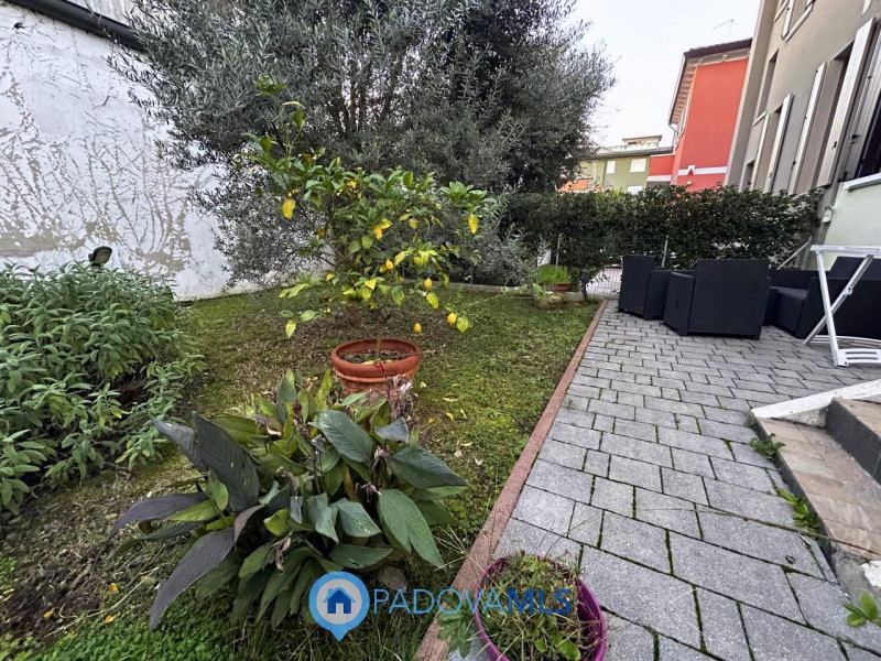 Immobile in esclusiva al Gruppo Padova MLS

Scopri questa affascinante bifamiliare situata nel cu...