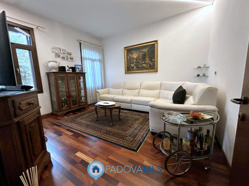 Immobile in esclusiva al Gruppo Padova MLS

Scopri questa affascinante bifamiliare situata nel cu...