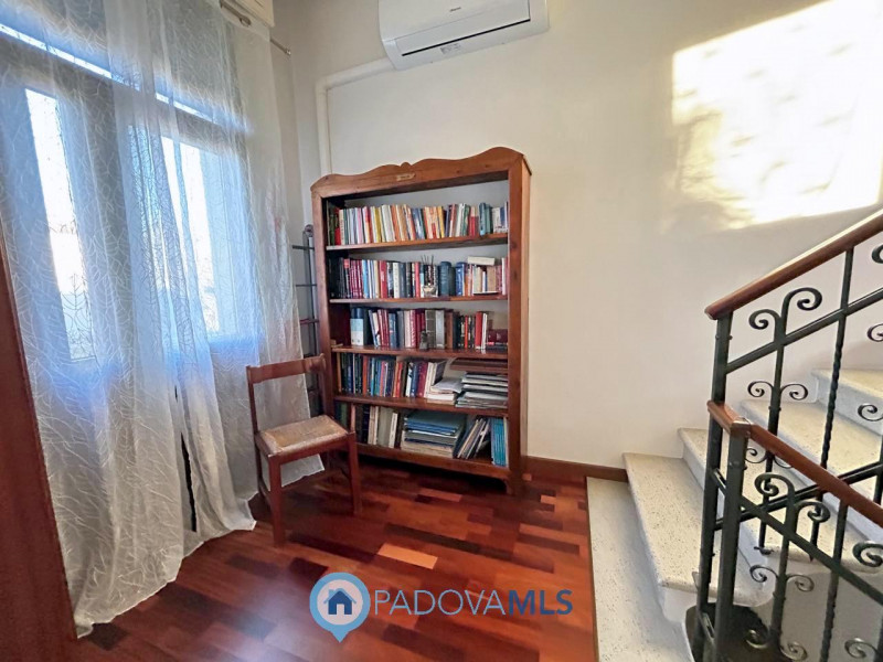 Immobile in esclusiva al Gruppo Padova MLS

Scopri questa affascinante bifamiliare situata nel cu...