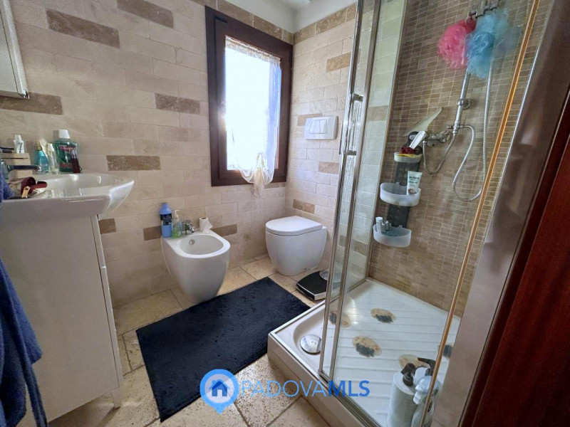 Immobile in esclusiva al Gruppo Padova MLS

Scopri questa affascinante bifamiliare situata nel cu...