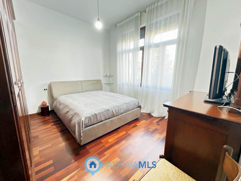 Immobile in esclusiva al Gruppo Padova MLS

Scopri questa affascinante bifamiliare situata nel cu...