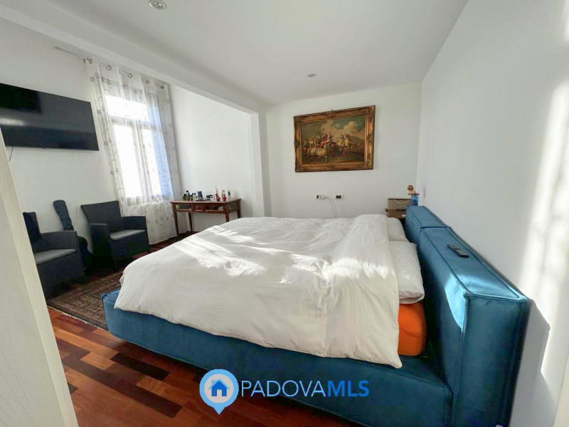 Immobile in esclusiva al Gruppo Padova MLS

Scopri questa affascinante bifamiliare situata nel cu...