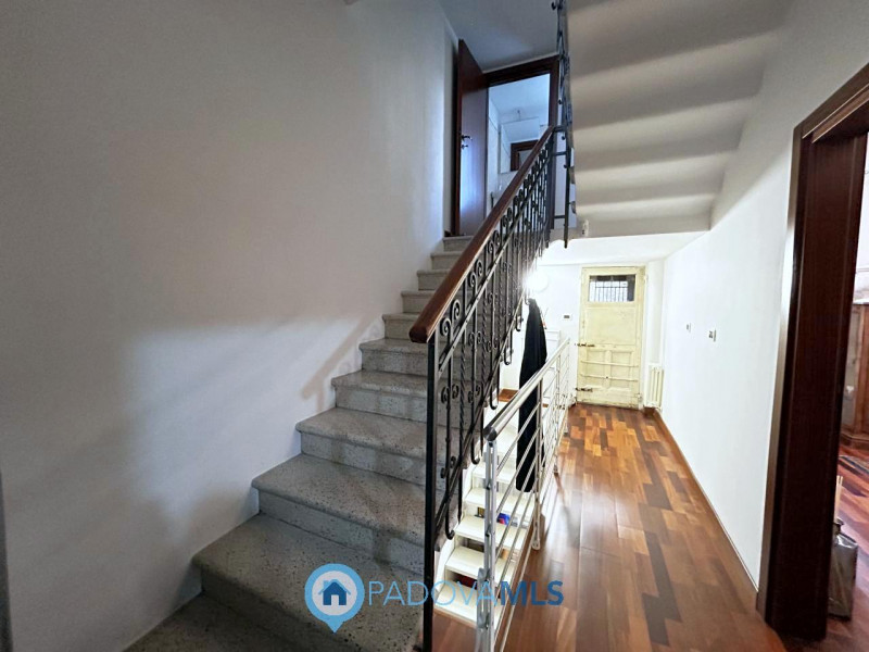 Immobile in esclusiva al Gruppo Padova MLS

Scopri questa affascinante bifamiliare situata nel cu...