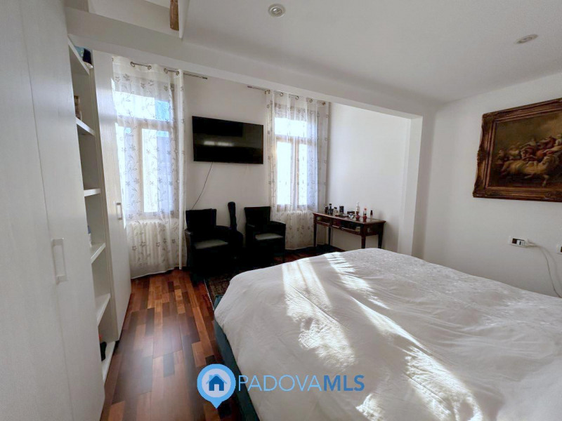 Immobile in esclusiva al Gruppo Padova MLS

Scopri questa affascinante bifamiliare situata nel cu...