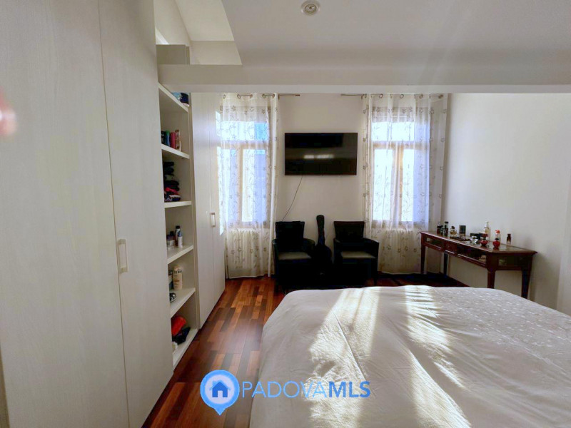 Immobile in esclusiva al Gruppo Padova MLS

Scopri questa affascinante bifamiliare situata nel cu...