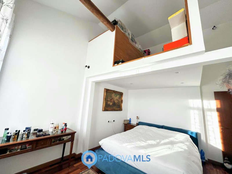 Immobile in esclusiva al Gruppo Padova MLS

Scopri questa affascinante bifamiliare situata nel cu...