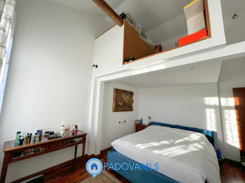 Immobile in esclusiva al Gruppo Padova MLS

Scopri questa affascinante bifamiliare situata nel cu...