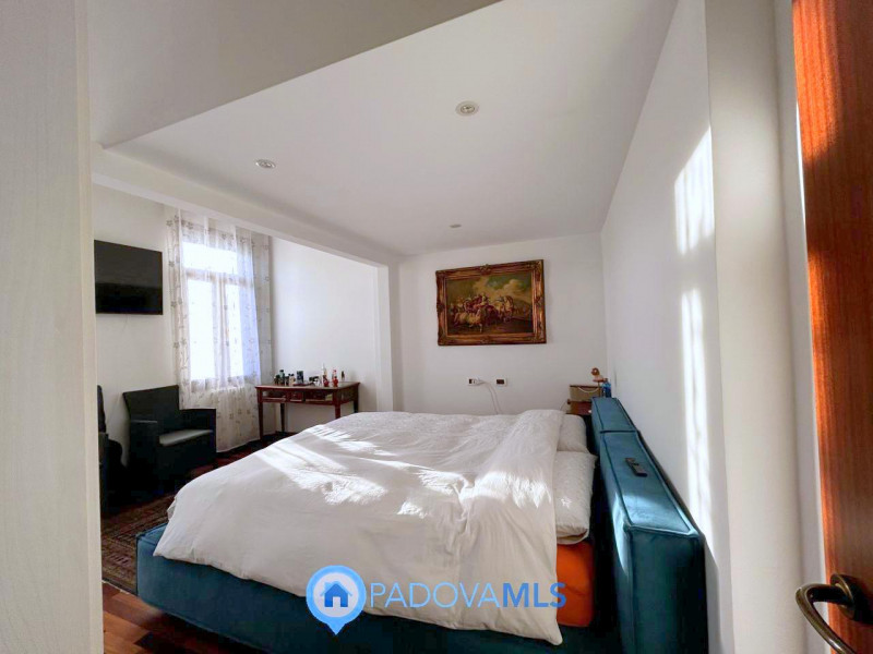 Immobile in esclusiva al Gruppo Padova MLS

Scopri questa affascinante bifamiliare situata nel cu...