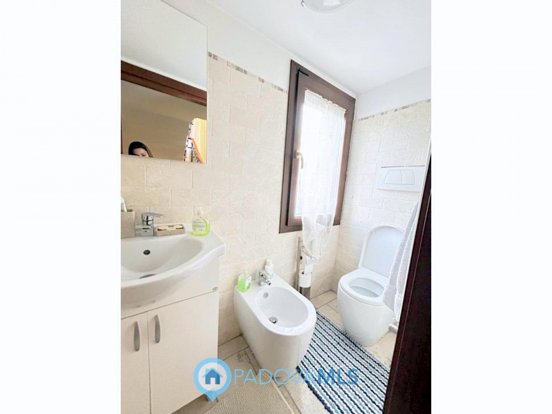 Immobile in esclusiva al Gruppo Padova MLS

Scopri questa affascinante bifamiliare situata nel cu...