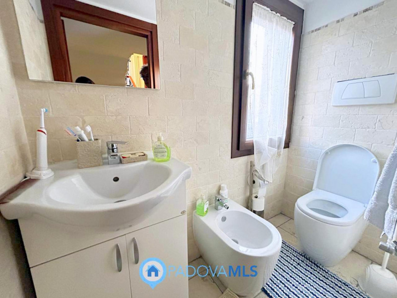 Immobile in esclusiva al Gruppo Padova MLS

Scopri questa affascinante bifamiliare situata nel cu...