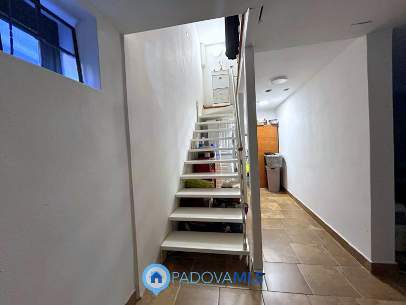 Immobile in esclusiva al Gruppo Padova MLS

Scopri questa affascinante bifamiliare situata nel cu...