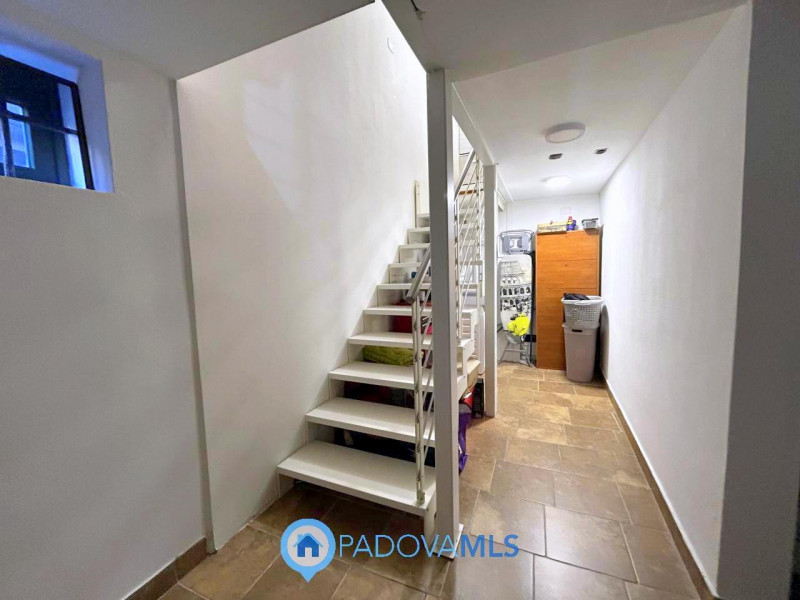 Immobile in esclusiva al Gruppo Padova MLS

Scopri questa affascinante bifamiliare situata nel cu...