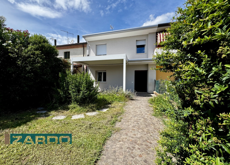 Schiera Centrale con Ampio Scoperto e Depandance | Castello di Godego