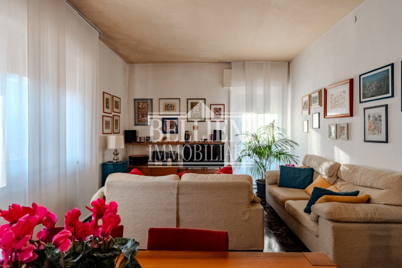 ZONA PISCINE - In una tranquilla zona residenziale, proponiamo in vendita una porzione di bifamil...