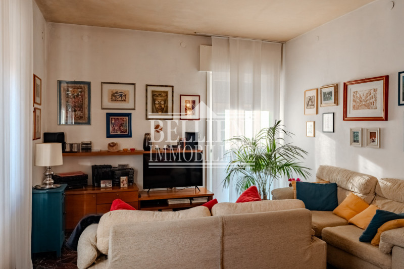 ZONA PISCINE - In una tranquilla zona residenziale, proponiamo in vendita una porzione di bifamil...