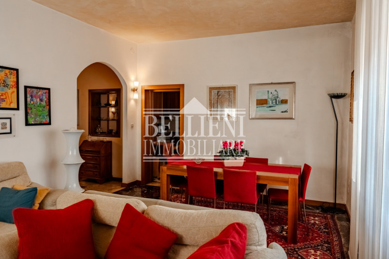 ZONA PISCINE - In una tranquilla zona residenziale, proponiamo in vendita una porzione di bifamil...