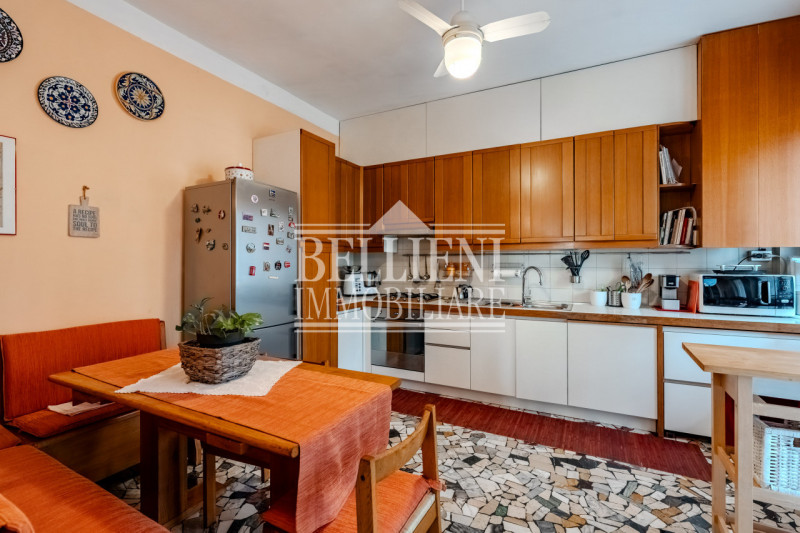 ZONA PISCINE - In una tranquilla zona residenziale, proponiamo in vendita una porzione di bifamil...