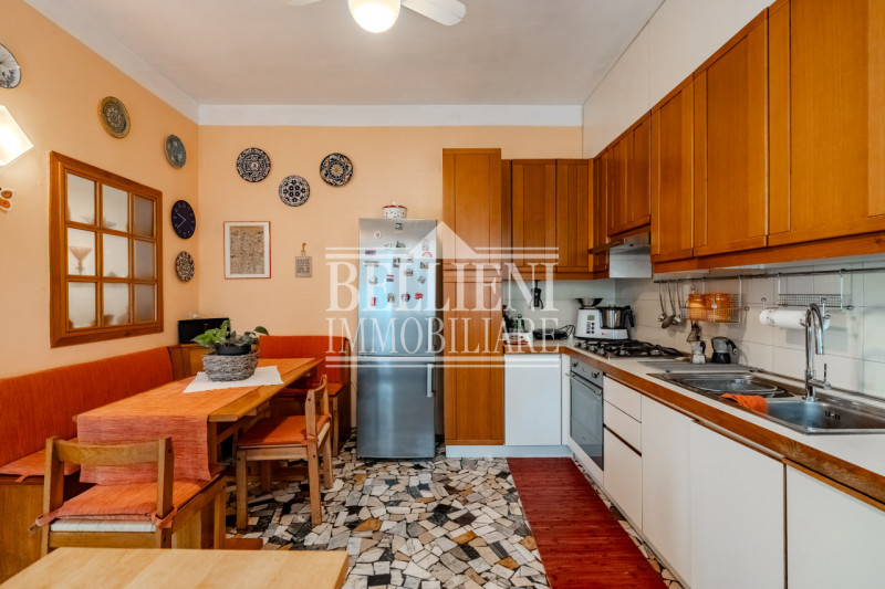 ZONA PISCINE - In una tranquilla zona residenziale, proponiamo in vendita una porzione di bifamil...