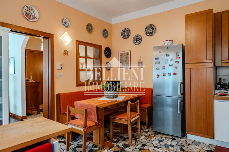 ZONA PISCINE - In una tranquilla zona residenziale, proponiamo in vendita una porzione di bifamil...