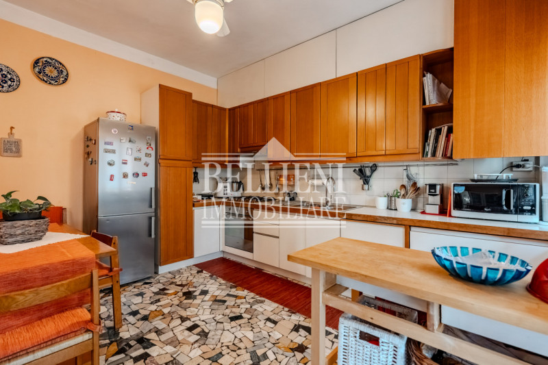 ZONA PISCINE - In una tranquilla zona residenziale, proponiamo in vendita una porzione di bifamil...