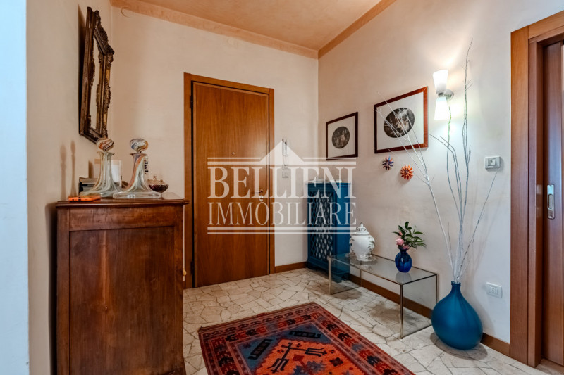 ZONA PISCINE - In una tranquilla zona residenziale, proponiamo in vendita una porzione di bifamil...