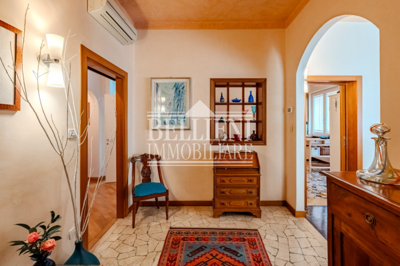 ZONA PISCINE - In una tranquilla zona residenziale, proponiamo in vendita una porzione di bifamil...