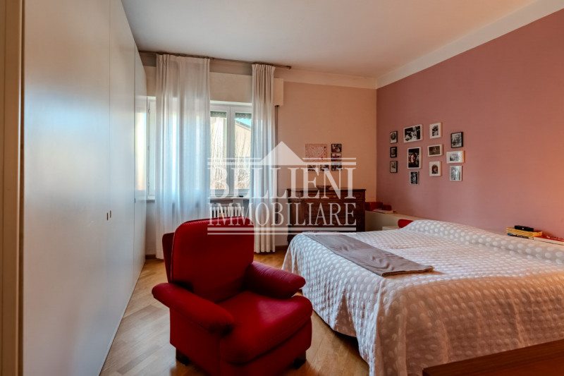 ZONA PISCINE - In una tranquilla zona residenziale, proponiamo in vendita una porzione di bifamil...