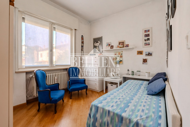 ZONA PISCINE - In una tranquilla zona residenziale, proponiamo in vendita una porzione di bifamil...