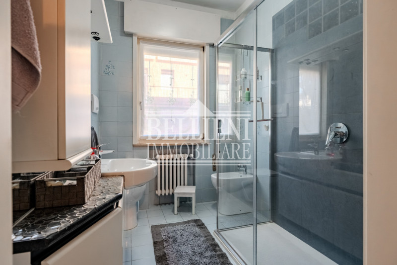 ZONA PISCINE - In una tranquilla zona residenziale, proponiamo in vendita una porzione di bifamil...