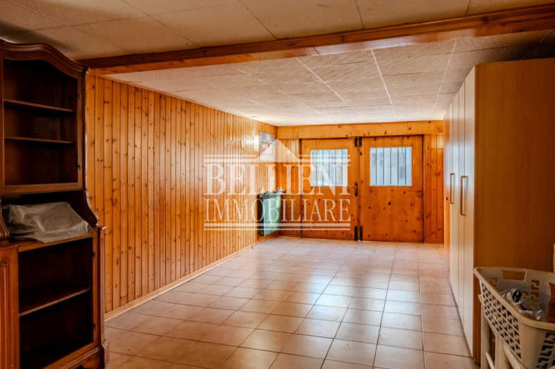 ZONA PISCINE - In una tranquilla zona residenziale, proponiamo in vendita una porzione di bifamil...