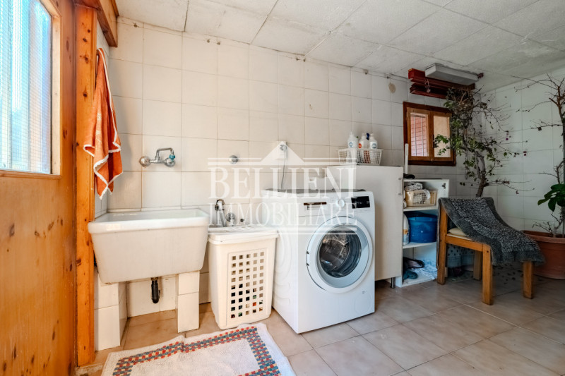 ZONA PISCINE - In una tranquilla zona residenziale, proponiamo in vendita una porzione di bifamil...