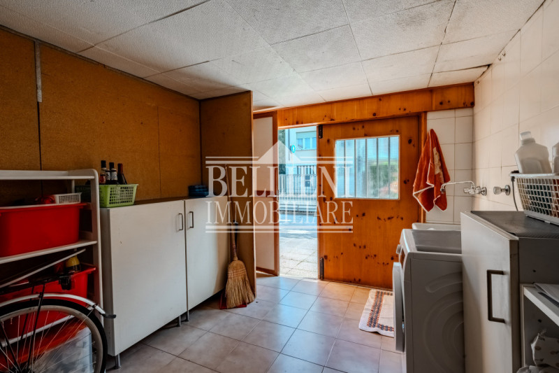 ZONA PISCINE - In una tranquilla zona residenziale, proponiamo in vendita una porzione di bifamil...