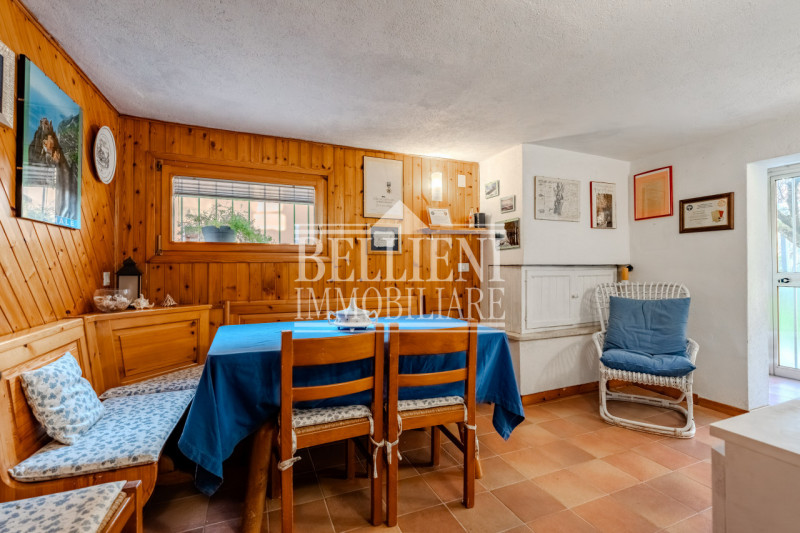 ZONA PISCINE - In una tranquilla zona residenziale, proponiamo in vendita una porzione di bifamil...