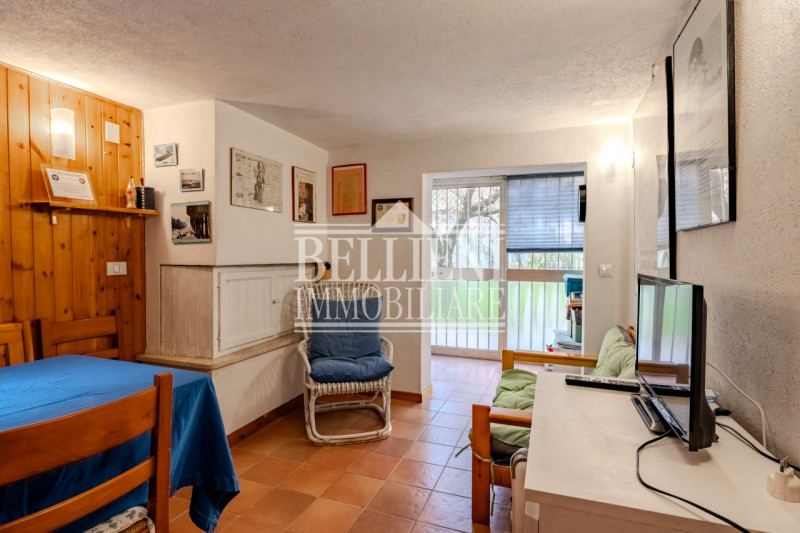 ZONA PISCINE - In una tranquilla zona residenziale, proponiamo in vendita una porzione di bifamil...