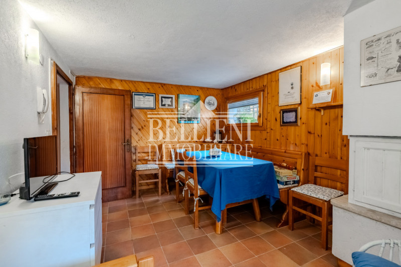 ZONA PISCINE - In una tranquilla zona residenziale, proponiamo in vendita una porzione di bifamil...